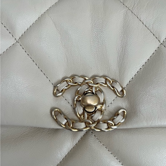 🖤SOLD ON WEBSITE🖤100% authentic NIB 20A CHANEL 19 large beige cream nude - Picture 9 of 9